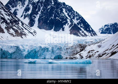 Waggonwaybreen, ein Ausgabe-Gletscher in Magdalenefjorden, einem 8km langen, 5km breiten Fjord an der Westküste von Spitzbergen in der Arktis Archip debouching Stockfoto