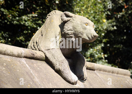 Cardiff, Wales, UK, 14. September 2016: Bär-Skulptur aus der tierischen Wand des Cardiff Castle im Schloss-Straße Stockfoto