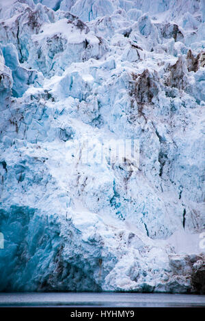 Waggonwaybreen, ein Ausgabe-Gletscher in Magdalenefjorden, einem 8km langen, 5km breiten Fjord an der Westküste von Spitzbergen in der Arktis Archip debouching Stockfoto