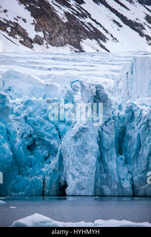 Waggonwaybreen, ein Ausgabe-Gletscher in Magdalenefjorden, einem 8km langen, 5km breiten Fjord an der Westküste von Spitzbergen in der Arktis Archip debouching Stockfoto