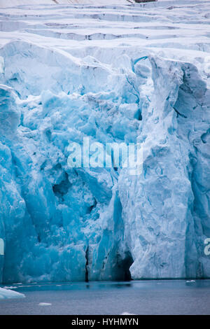 Waggonwaybreen, ein Ausgabe-Gletscher in Magdalenefjorden, einem 8km langen, 5km breiten Fjord an der Westküste von Spitzbergen in der Arktis Archip debouching Stockfoto