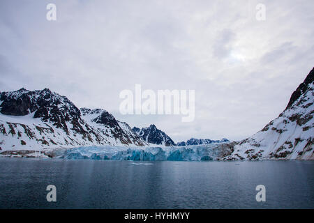 Waggonwaybreen, ein Ausgabe-Gletscher in Magdalenefjorden, einem 8km langen, 5km breiten Fjord an der Westküste von Spitzbergen in der Arktis Archip debouching Stockfoto