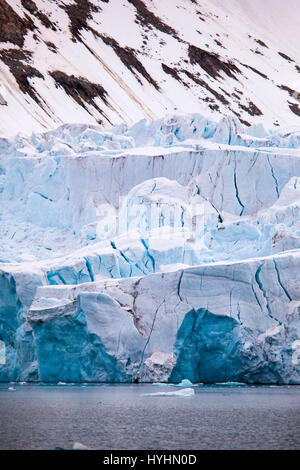 Waggonwaybreen, ein Ausgabe-Gletscher in Magdalenefjorden, einem 8km langen, 5km breiten Fjord an der Westküste von Spitzbergen in der Arktis Archip debouching Stockfoto