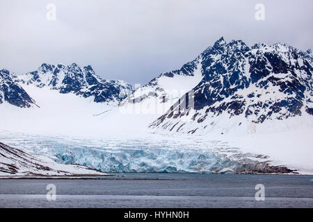 Waggonwaybreen, ein Ausgabe-Gletscher in Magdalenefjorden, einem 8km langen, 5km breiten Fjord an der Westküste von Spitzbergen in der Arktis Archip debouching Stockfoto