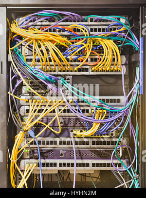 Rack-Gehäuse geöffnet werden im modernen Rechenzentrum mit montierten Platten, Switches, Router, Server und andere Telecomm Geräte durch Patchkabel verbunden. Stockfoto