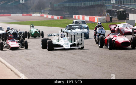 Eine Gruppe von klassischen Rennwagen aus verschiedenen Epochen und Gruppen, parade um dem Silverstone Circuit für 2017 Silverstone Classic Media Day Stockfoto