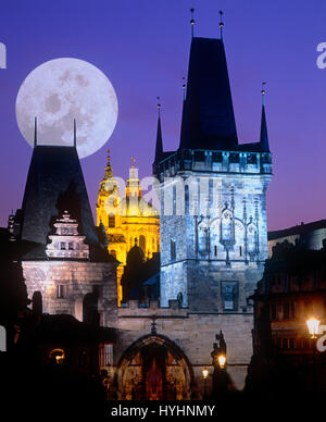 Mond über Karlsbrücke, Prag, Tschechische Republik Stockfoto