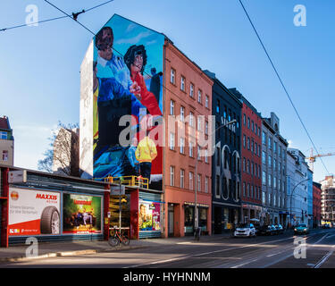 Berlin, Mitte. Wandbild Mercedes-Benz Werbung. Gemälde von kommerziellen Künstler auf Scheren-Arbeitsbühne Stockfoto