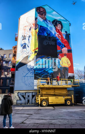 Berlin, Mitte. Wandbild Mercedes-Benz Werbung. Gemälde von Grafiker - Mann Betrieb Drohne für Foto und video-Aufzeichnung Stockfoto