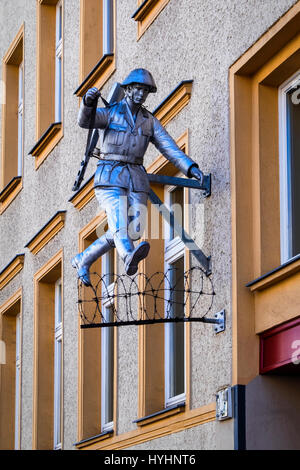 Berlin,Mitte.Wall Springer, Jumping Soldat Skulptur. Ostdeutsche Grenzschutzbeamte, Conrad Schumann, springt über Stacheldraht aus Ost-Berlin während der Flucht