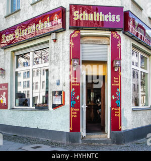 Berlin, Mitte, Zum Biermichel traditionelles deutsches Eck-Kneipe, typische lokale Bar. Alten altmodischen deutschen Kneipe noch erlaubt Rauchen Stockfoto