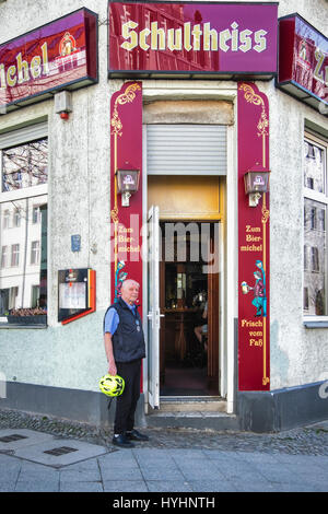 Berlin, Mitte, Zum Biermichel traditionelles deutsches Eck-Kneipe, typische lokale Bar. Alten altmodischen deutschen Kneipe noch erlaubt Rauchen Stockfoto