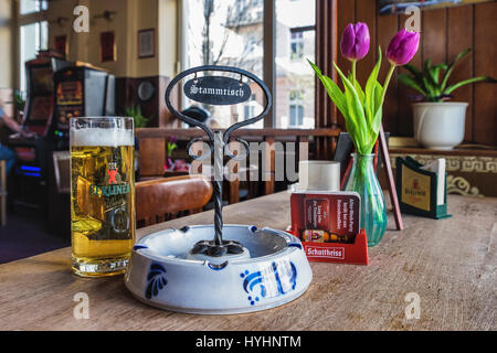 Berlin, Mitte, Zum Biermichel traditionelles deutsches Eck Kneipe Interieur, typische lokale Bar mit Bier, Blumen und Stammtisch anmelden Stockfoto