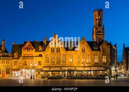 Nachtansicht der Burg Quadrat mit Belfort mittelalterlichen Turm im Hintergrund, Brügge, West-Flandern, Belgien Stockfoto