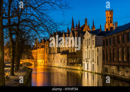 Nacht Blick über Dijver Kanal mit Belfort Turm im Hintergrund, Brügge, West-Flandern, Belgien Stockfoto