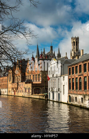 Dijver Kanal mit Belfort mittelalterlichen Turm im Hintergrund, Brügge, West-Flandern, Belgien Stockfoto