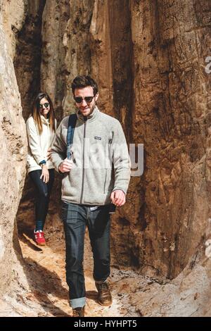 Ein Mann und eine Frau Wandern durch die Felsen in Providence Canyon State Park, Georgia. Stockfoto