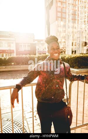 Porträt von einem jungen afrikanischen amerikanischen Teen Mädchen in der Stadt Stockfoto