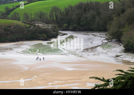 Pen Sie-Pol Creek vier Menschen Walking Gannel Mündung Ebbe Sand Küste Stockfoto