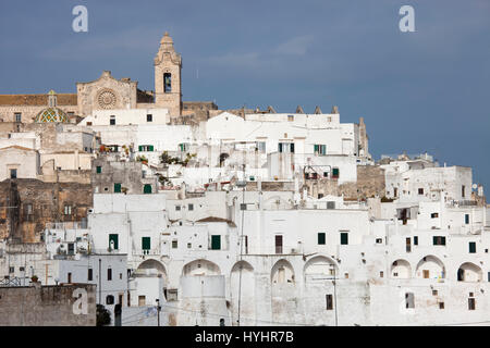 Blick auf die Stadt mit dem Dom, Ostuni, Apulien, Italien, Europa Stockfoto