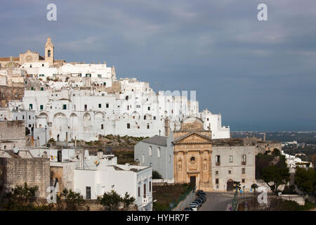 Blick auf die Stadt mit dem Dom, Ostuni, Apulien, Italien, Europa Stockfoto