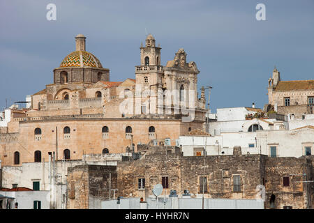 Ansicht mit der Kirche von St. Vito Martire, Ostuni, Apulien, Italien, Europa Stockfoto