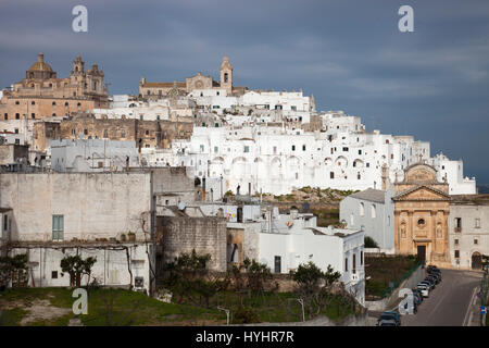 Ansicht mit der Kathedrale und die Kirche von St. Vito Martire, Ostuni, Apulien, Italien, Europa Stockfoto