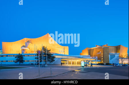 Nachtansicht der Berliner Philharmonie Konzertsäle, Haus des Berliner Philharmonischen Orchesters in Berlin, Deutschland Stockfoto