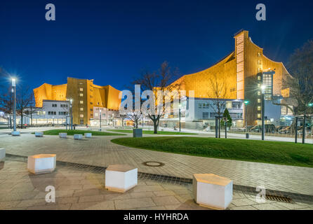 Nachtansicht der Berliner Philharmonie Konzertsäle, Haus des Berliner Philharmonischen Orchesters in Berlin, Deutschland Stockfoto