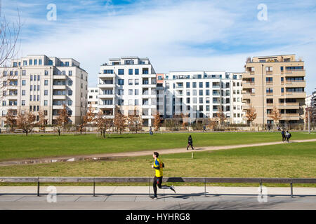 Blick auf Gleisdreieck Park mit modernen neuen Luxus-Wohnblöcke in Berlin, Deutschland Stockfoto