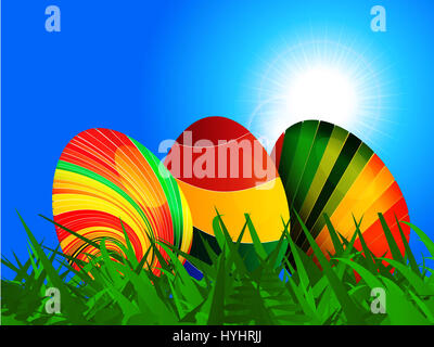 Bunt gestreifte Ostereier auf Green Grass über sonnige Himmel Landschaft Hintergrund Stockfoto