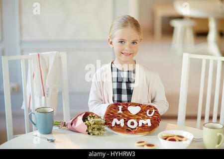 Frischen Kuchen für Mama Stockfoto