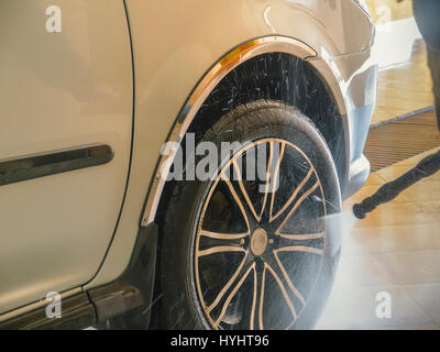 Die Auto-Waschanlagen-Arbeitskraft wäscht eine Auto Foto 8 Stockfoto