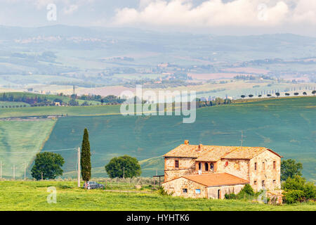 Wohnhaus in ein Feld in einer italienischen Landschaft im ländlichen Raum Stockfoto