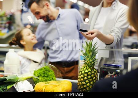 Bezahlen an der Kasse Stockfoto