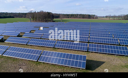 Luftbild des Solarparks in Suedergellersen in der Nähe von Lüneburg, Niedersachsen, Deutschland Stockfoto