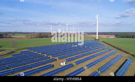 Luftaufnahme der Farm und Wind Solarkraftwerke in Suedergellersen in der Nähe von Lüneburg, Niedersachsen, Deutschland Stockfoto