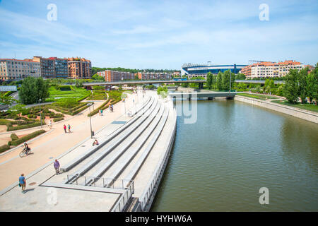 Madrid-Rio Park und Fluss Manzanares von Toledo Brücke. Madrid, Spanien. Stockfoto