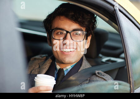 Lächelnd aus dem Mittleren Osten Geschäftsmann im Taxi Stockfoto