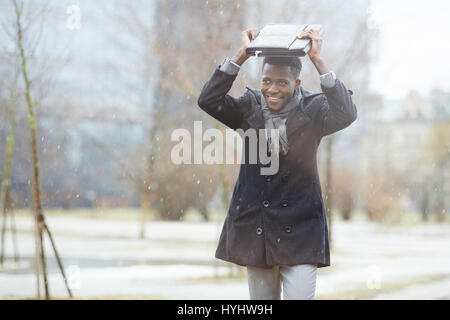 Afrikanische glücklich auf verschneiten Straßen Stockfoto