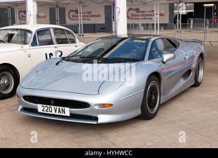 Vorderansicht des einen Jaguar XJ220, verlassen die internationale Boxengasse während der Silverstone Classic Media Tag 2017 Stockfoto