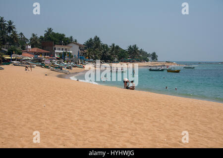 Sri Lanka, in der Nähe von Galle, Küsten Stadt von Unawatuna. Calamander Unawatuna Beach, wichtige touristische Attraktion und Top 5 Strände in Sri Lanka. Stockfoto