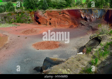 ein Blick auf den Krater des Vulkans Croscat im Garrotxa Volcanic Zone Naturpark, in Olot, Spanien Stockfoto