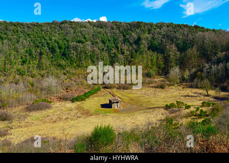 ein Blick auf den Krater des Santa Margarida Volcano in der Garrotxa Volcanic Zone Natural Park in Olot, Spanien, mit der alten kleinen Kirche gewidmet Stockfoto