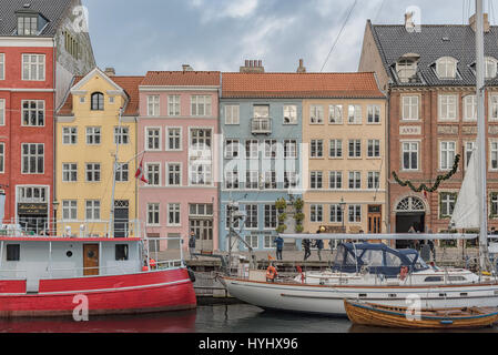 Kopenhagen, Dänemark - 24. Dezember 2016: Nyhavn Viertel ist eines der berühmtesten Wahrzeichen in Kopenhagen und immer voll mit Touristen. Stockfoto
