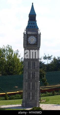 Miniatur des Big Ben in den Vergnügungspark mit Miniatur Allee in Krajno, Polen Stockfoto