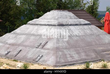 Miniatur der Pyramide im Vergnügungspark mit Miniatur Avenue in Krajno, Polen Stockfoto