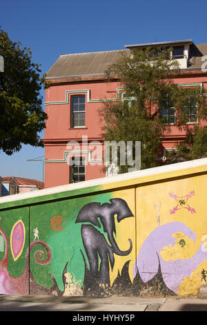 Bunte urbane Kunst Dekoration Gebäude in das UNESCO-Weltkulturerbe in der Hafen Valparaiso in Chile Stockfoto