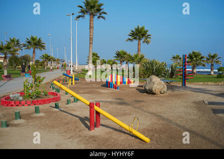Spielplatz am Meer von Antofagasta in der Atacama-Region von Chile in leuchtenden Farben. Stockfoto