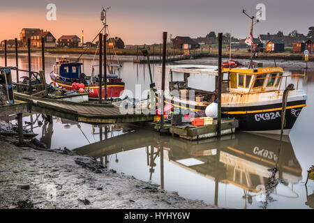 Angelboote/Fischerboote vertäut neben der Pontons auf Blackshore in Southwold, Suffolk, in der Morgendämmerung in Mitte März. Stockfoto